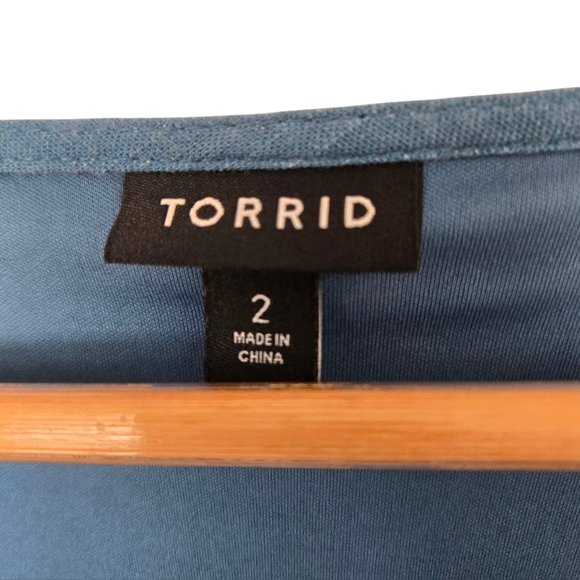 Torrid Floral Blue Blouse Size 2 - Picture 3 of 4